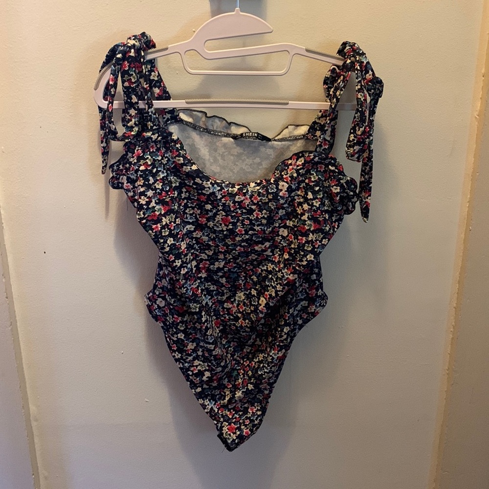 Floral bodysuit, the straps tie at the shoulder, band new condition!